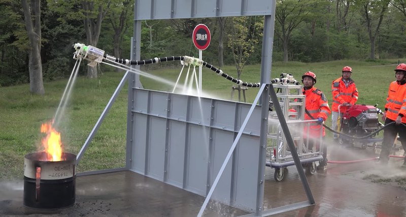 В Японии создали роботизированный шланг, который поддерживает себя в воздухе при помощи множества водяных реактивных струй